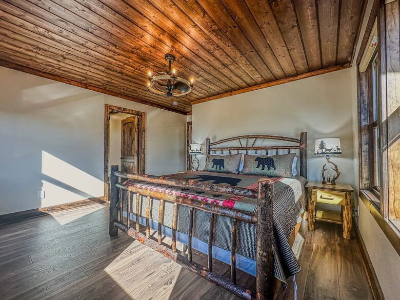Modern Boone Log Cabin with Scenic Mountain Views - Boone, North Carolina