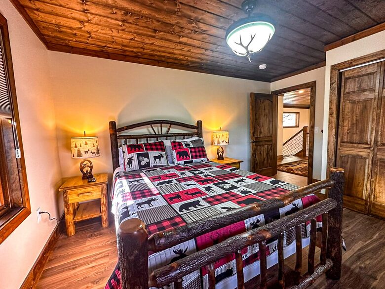 Modern Boone Log Cabin with Scenic Mountain Views - Boone, North Carolina