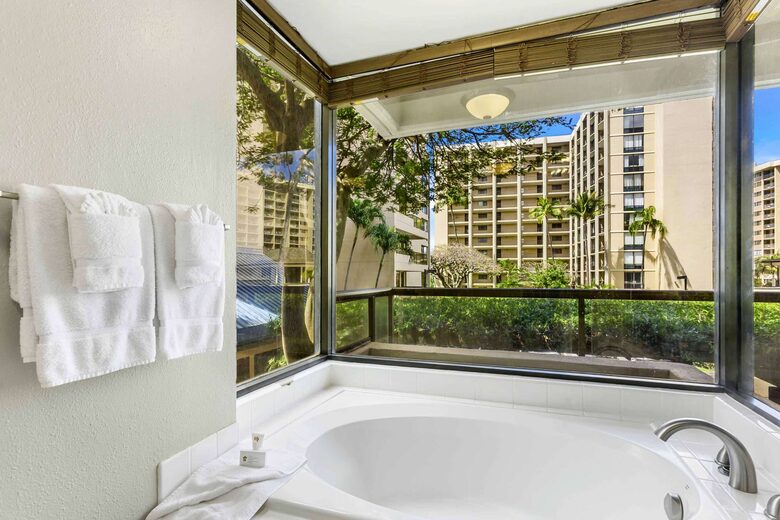Spacious 2BR Beachfront Suite at Sands of Kahana - Lahaina Maui, Hawaii