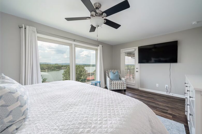 Lake Hamilton Retreat with Panoramic Views and Boat Slip - Lake Hamilton, Arkansas