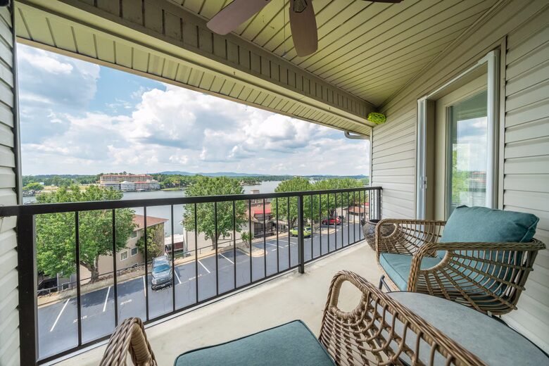 Lake Hamilton Retreat with Panoramic Views and Boat Slip - Lake Hamilton, Arkansas
