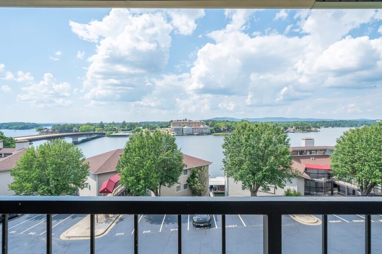 Lake Hamilton Retreat with Panoramic Views and Boat Slip - Lake Hamilton, Arkansas