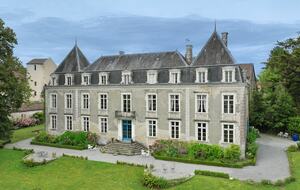 Historic Two-Bedroom Suite in a French Château - Hastingues, France