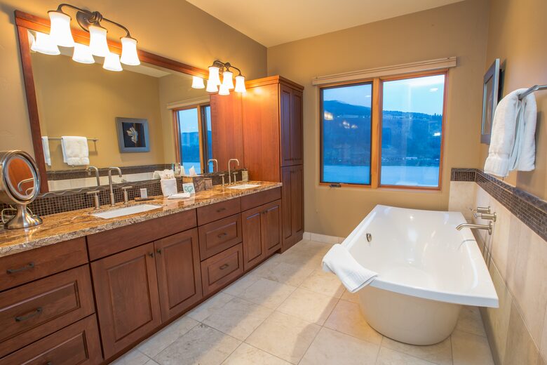 Columbia Cliff Villas - Villa Suite - Hood River, Oregon