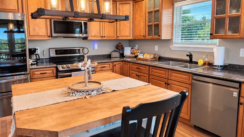 Greenup Countryside Retreat with Private Pool and Hot Tub - Greenup, Kentucky