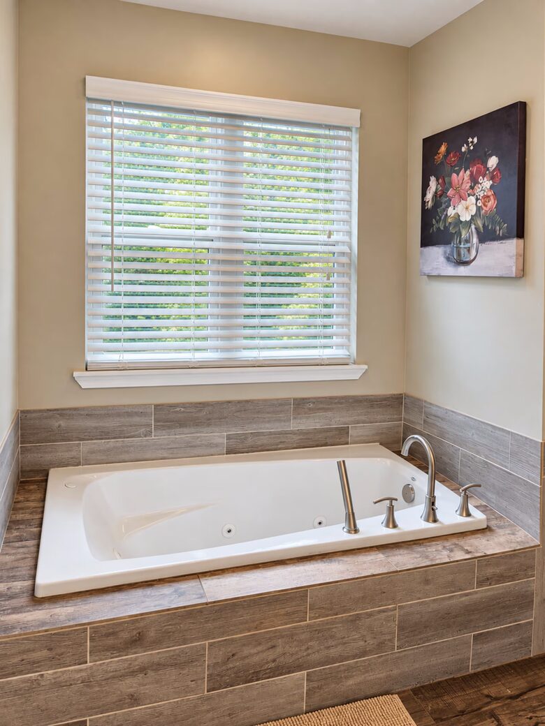 Greenup Countryside Retreat with Private Pool and Hot Tub - Greenup, Kentucky