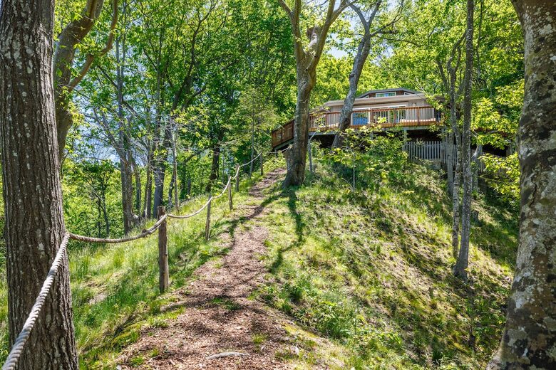 Secluded Long Island Sound Estate with Private Beach Path - Riverhead, New York