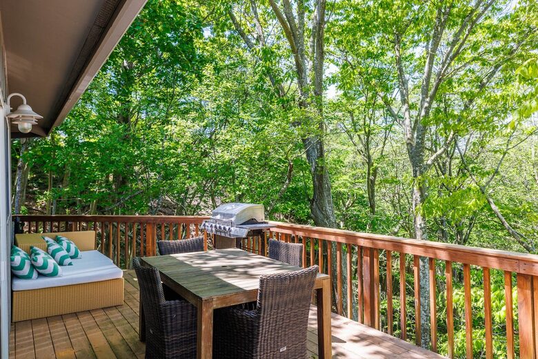 Secluded Long Island Sound Estate with Private Beach Path - Riverhead, New York