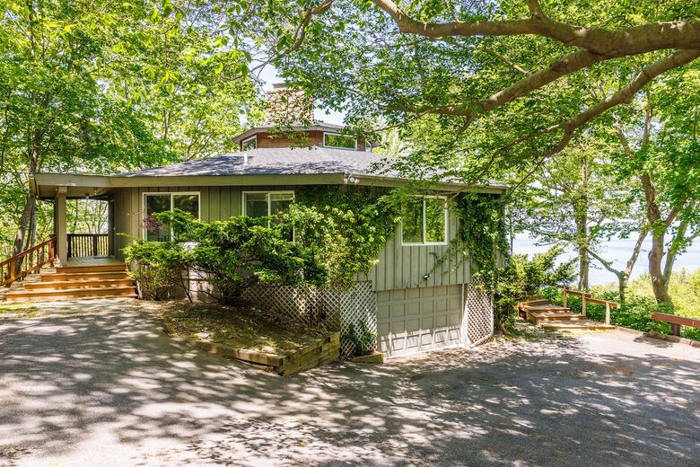 Secluded Long Island Sound Estate with Private Beach Path - Riverhead, New York