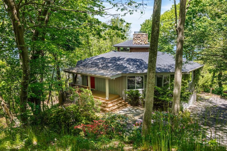 Secluded Long Island Sound Estate with Private Beach Path - Riverhead, New York