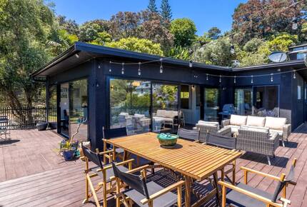 Moana Beach House | Absolute Beachfront on Waiheke Island - Waiheke Island, New Zealand