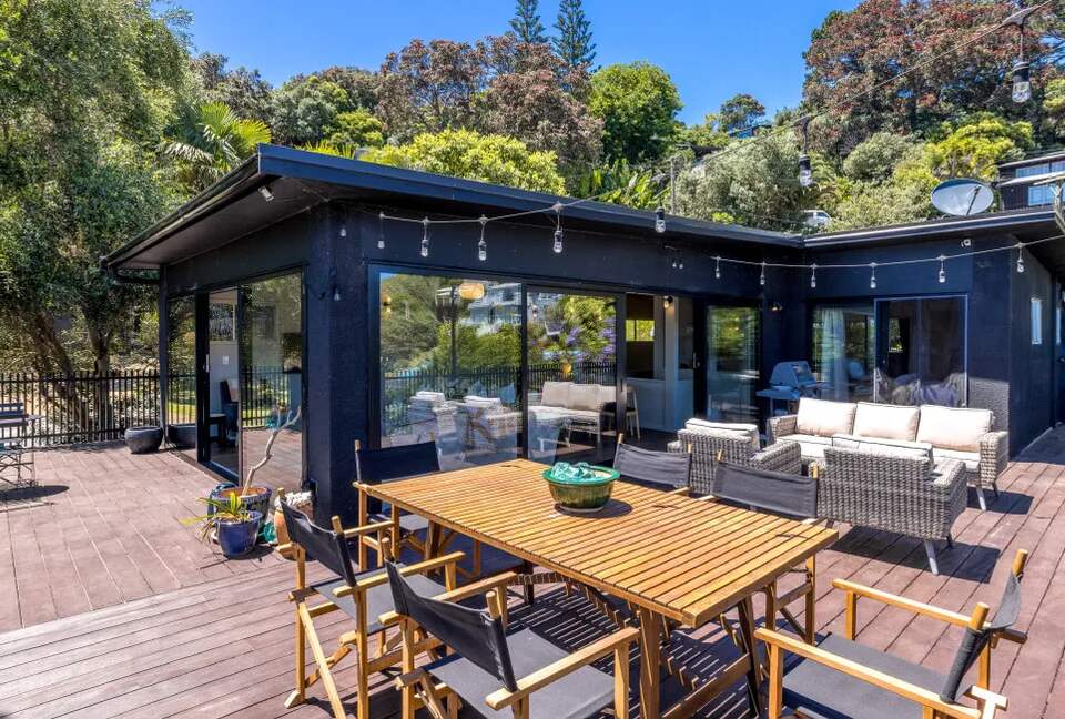 Moana Beach House | Absolute Beachfront on Waiheke Island - Waiheke Island, New Zealand