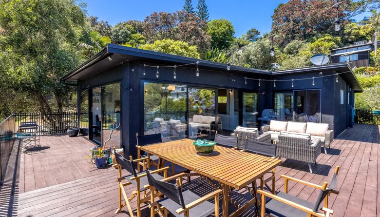 Moana Beach House | Absolute Beachfront on Waiheke Island - Waiheke Island, New Zealand