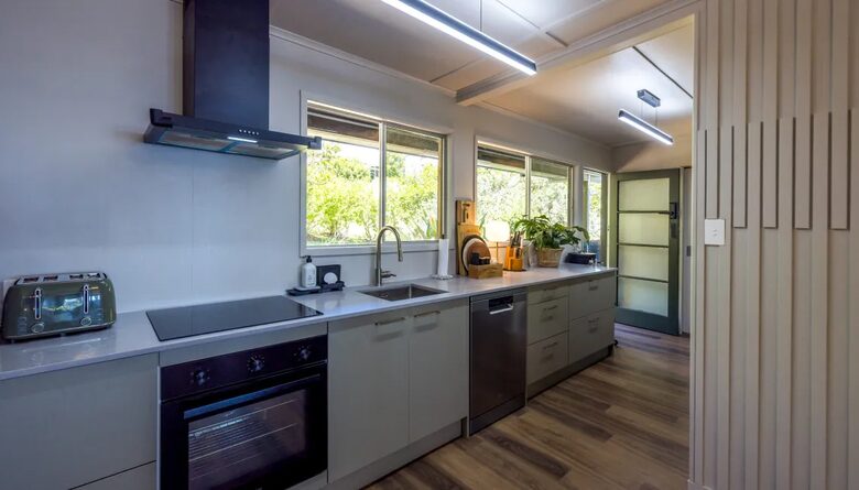 Moana Beach House | Absolute Beachfront on Waiheke Island - Waiheke Island, New Zealand
