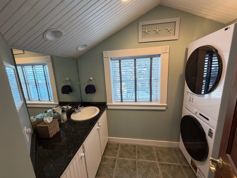 Serene Coastal Sanctuary Overlooking Casco Bay - Freeport, Maine