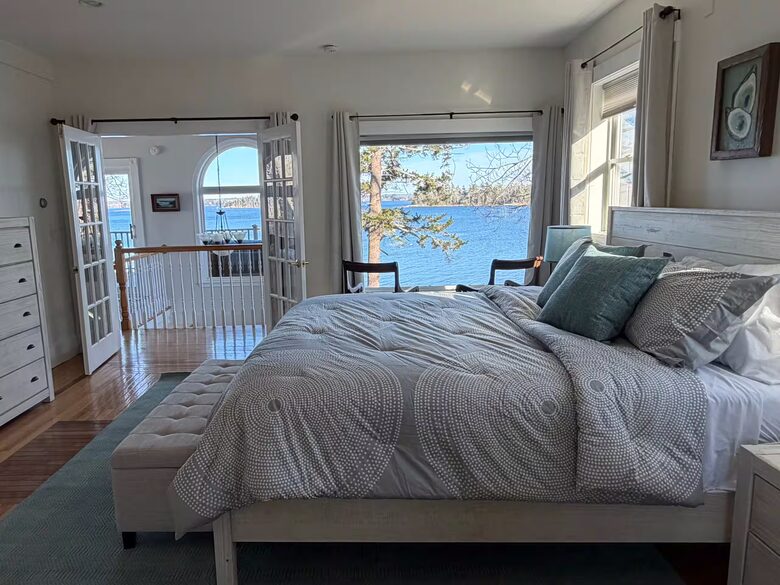 Serene Coastal Sanctuary Overlooking Casco Bay - Freeport, Maine