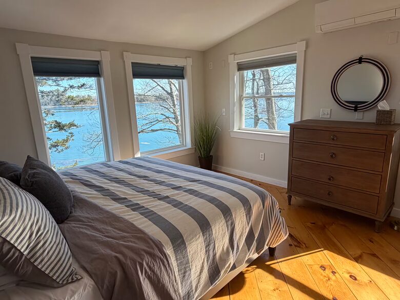 Serene Coastal Sanctuary Overlooking Casco Bay - Freeport, Maine