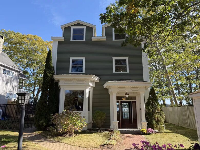 Serene Coastal Sanctuary Overlooking Casco Bay - Freeport, Maine