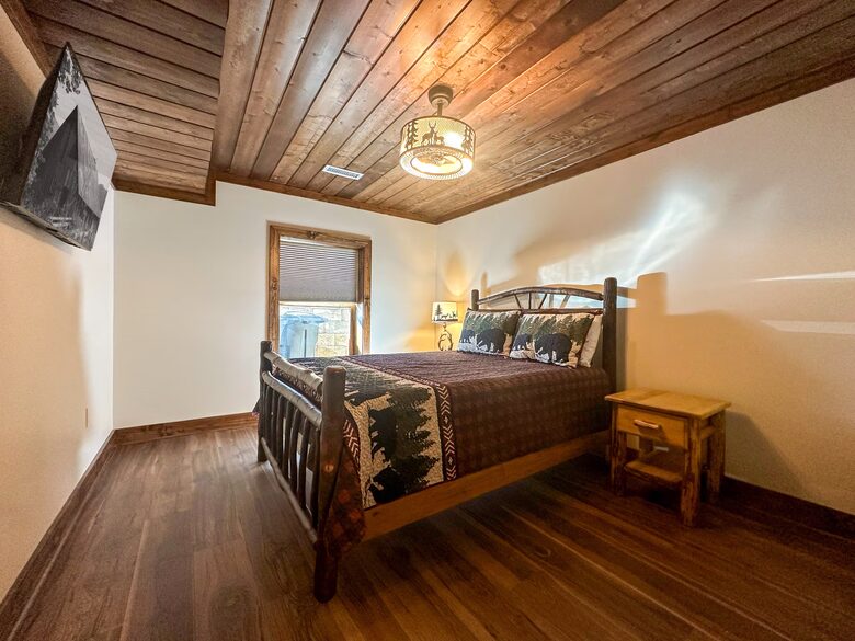 Modern Boone Log Cabin with Scenic Mountain Views - Boone, North Carolina