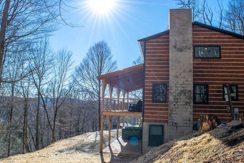Modern Boone Log Cabin with Scenic Mountain Views - Boone, North Carolina