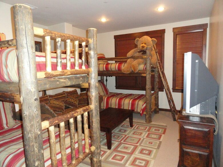 4th (kids) bedroom 2 sets of twin bunks, sofa, and in-suite bathroom