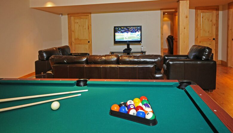 Huge forested riverfront property. 3 minutes to skiing. - Mont Tremblant, Canada