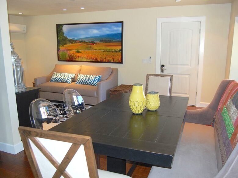Guesthouse living/dining area