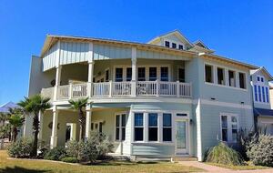 Cinnamon Shore Luxury Summer House - Port Aransas, Texas
