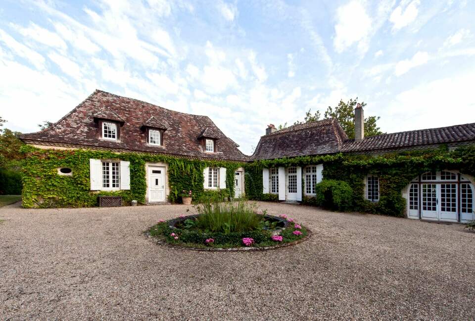 All-Inclusive 5-night TradeWinds TERRA Experience at Chateau Alizes - Sourzac, France