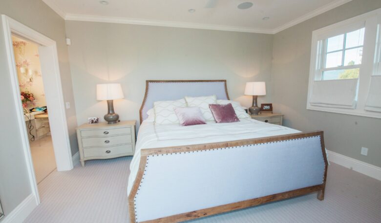 The king size bed in the principal bedroom.