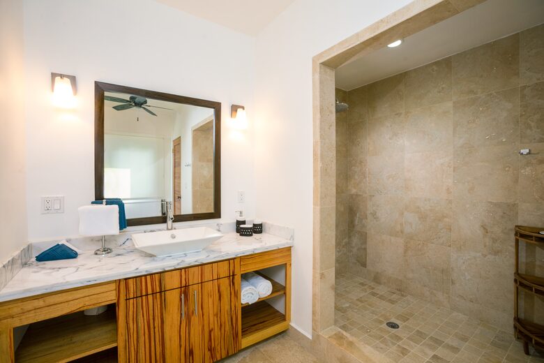 Vivaro Luxury Beachfront with Amazing Private Beach! - West End, Honduras