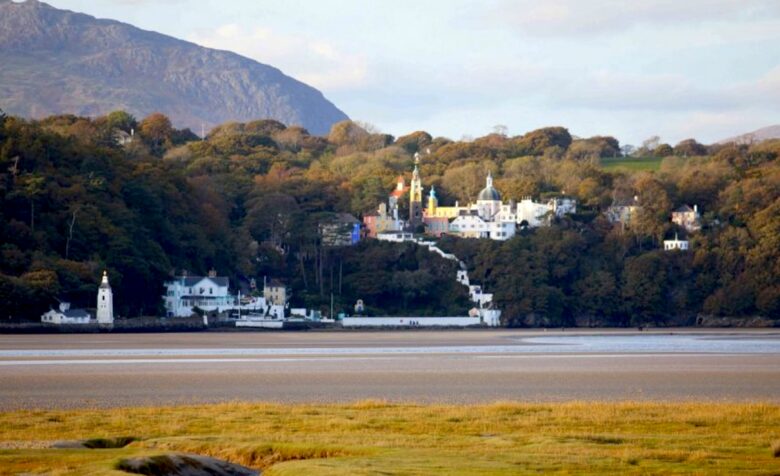 Historic Welsh Coastal Flat: Spacious 4-Bedroom Residence - Portmeirion, United Kingdom