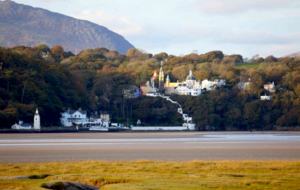 Historic Welsh Coastal Flat: Spacious 4-Bedroom Residence - Portmeirion, United Kingdom