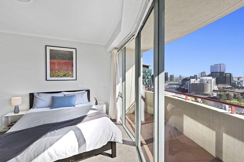 Modern Queensbridge Residence - Melbourne, Australia
