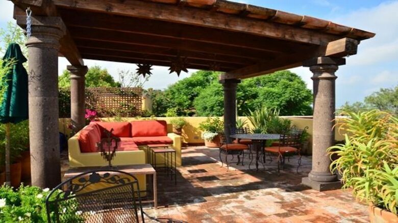 Tejado shaded area with sofa and views