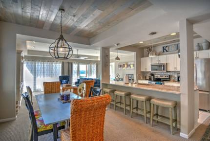 Lake of the Ozarks Waterfront Retreat - Lake Ozark, Missouri