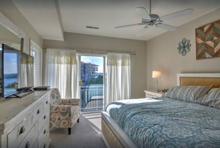 Lake of the Ozarks Waterfront Retreat - Lake Ozark, Missouri