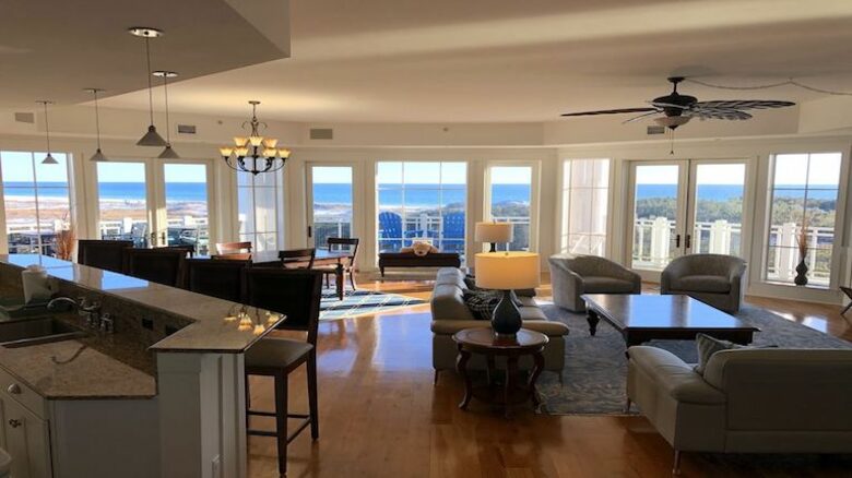 Breathtaking's large great room with 270 degree views!