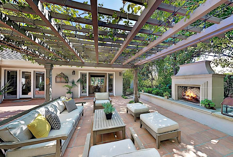 Luxe Compound w/ Spa & Casita – Walk to Beach - Montecito, California