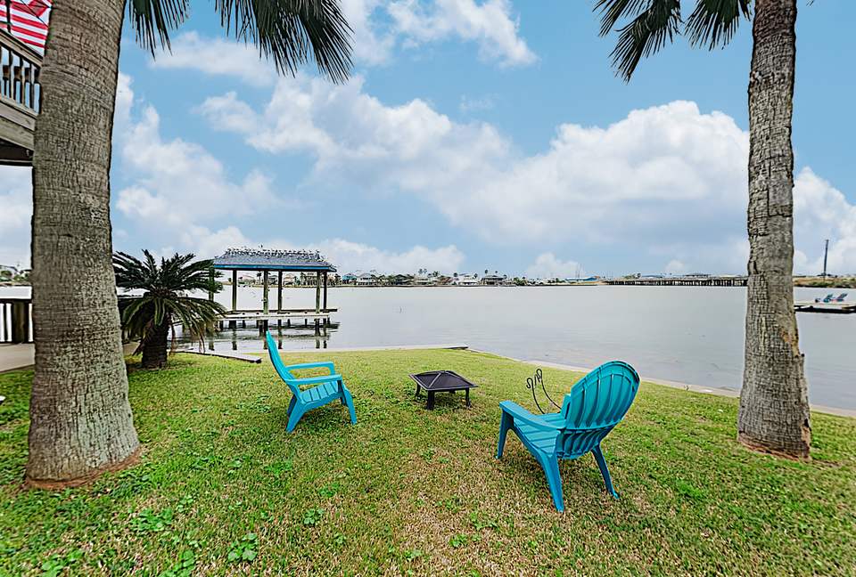 Bayfront Home w/ Deck & Fishing Pier - Hitchcock, Texas