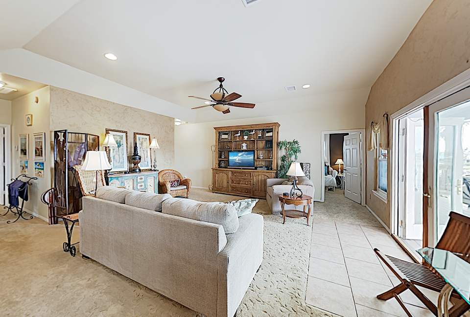 Bayfront Home w/ Deck & Fishing Pier - Hitchcock, Texas