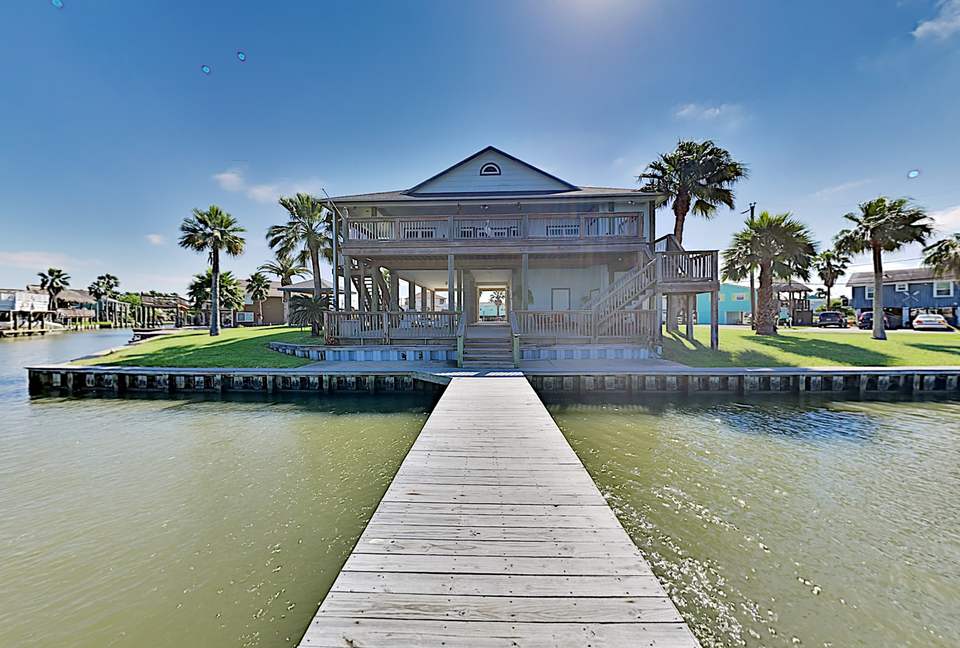 Bayfront Home w/ Deck & Fishing Pier - Hitchcock, Texas
