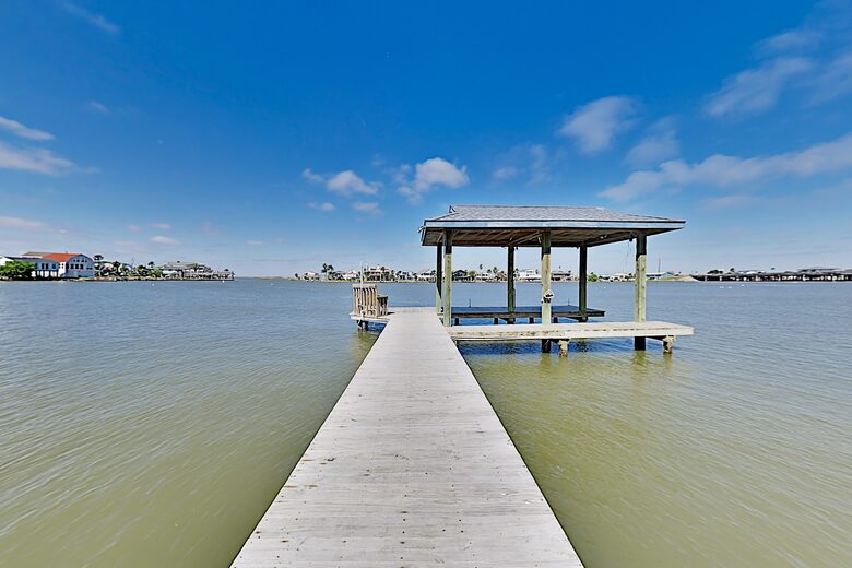 Bayfront Home w/ Deck & Fishing Pier - Hitchcock, Texas