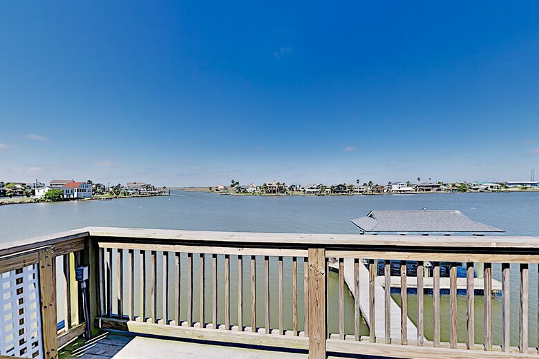 Bayfront Home w/ Deck & Fishing Pier - Hitchcock, Texas