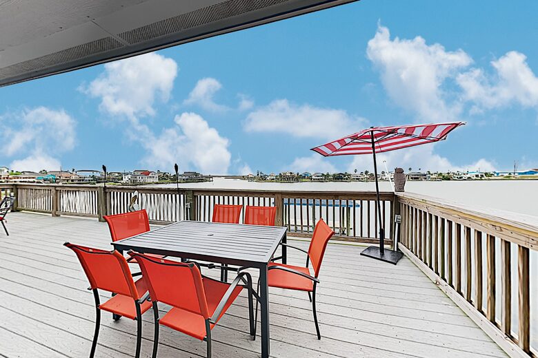 Bayfront Home w/ Deck & Fishing Pier - Hitchcock, Texas
