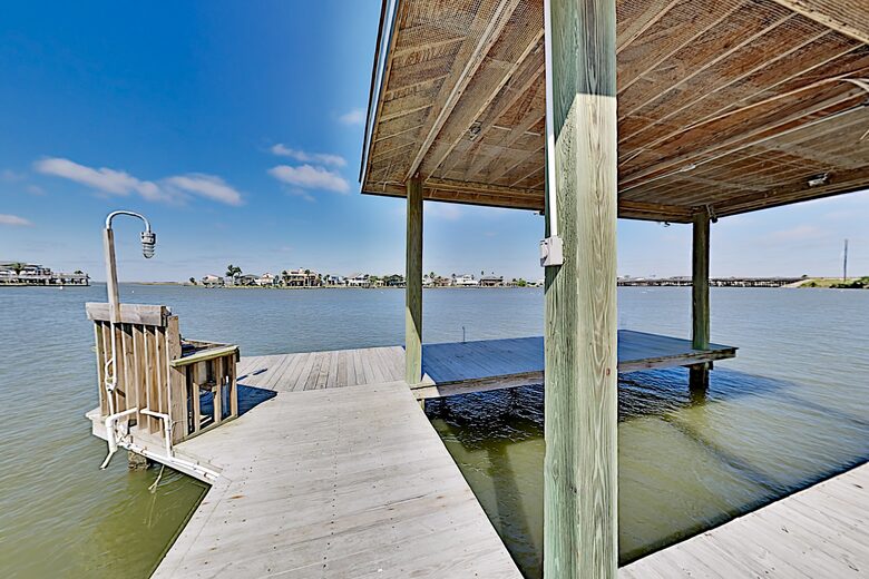 Bayfront Home w/ Deck & Fishing Pier - Hitchcock, Texas