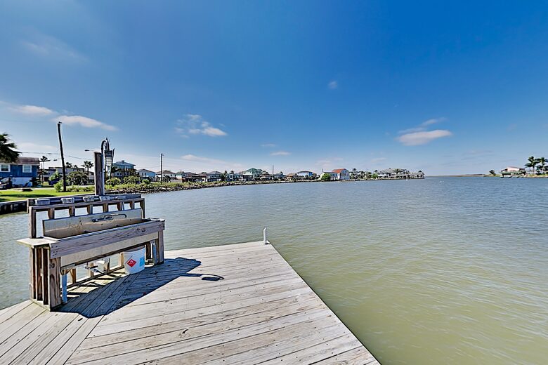 Bayfront Home w/ Deck & Fishing Pier - Hitchcock, Texas