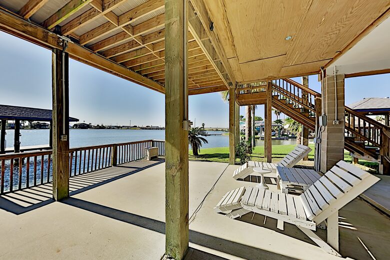 Bayfront Home w/ Deck & Fishing Pier - Hitchcock, Texas