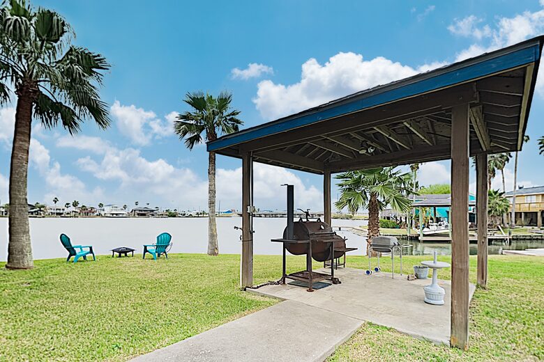 Bayfront Home w/ Deck & Fishing Pier - Hitchcock, Texas