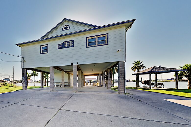 Bayfront Home w/ Deck & Fishing Pier - Hitchcock, Texas
